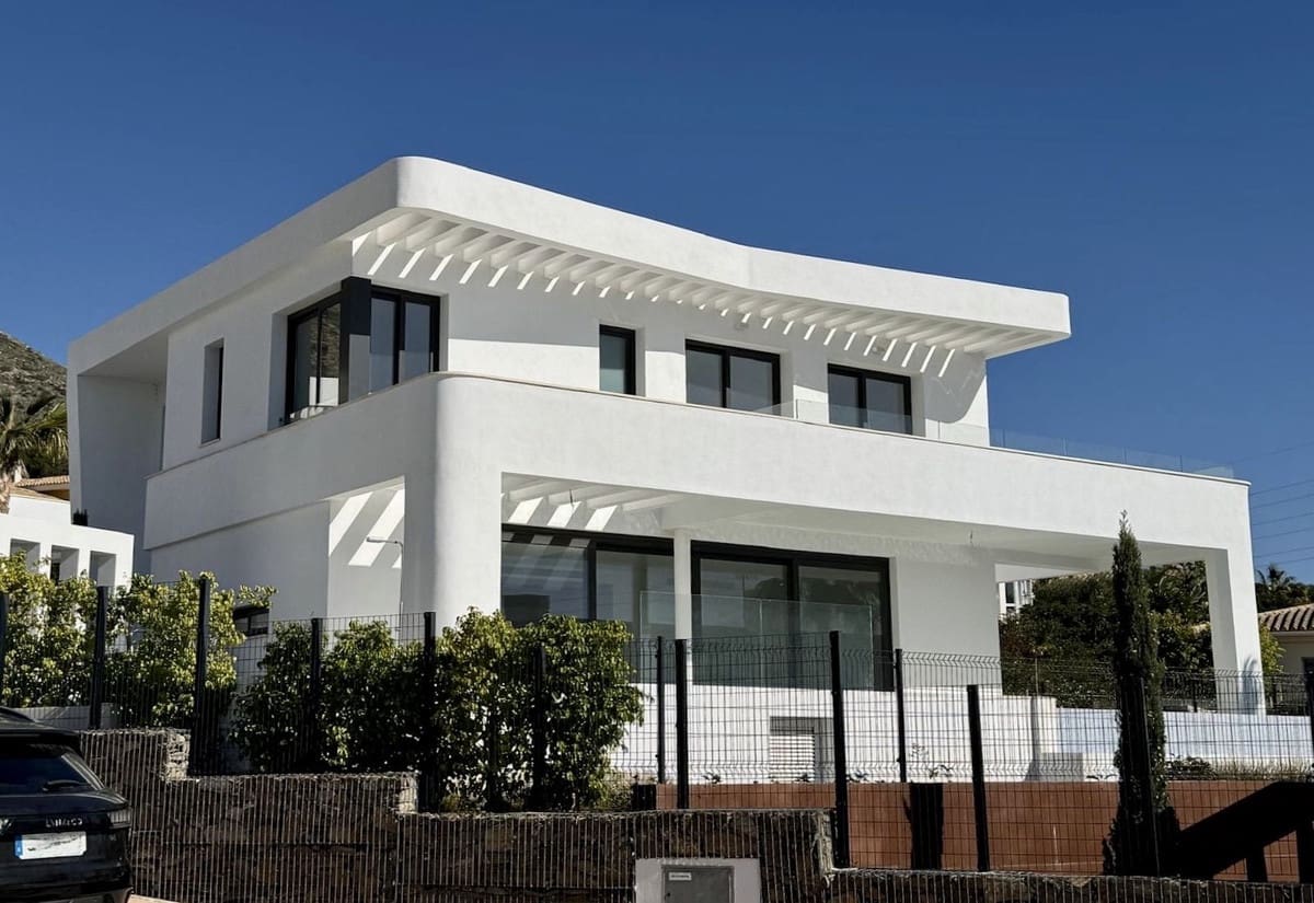 4 bedroom Villa for sale in Fuengirola - € 1,795,000 (Ref: 9145007)