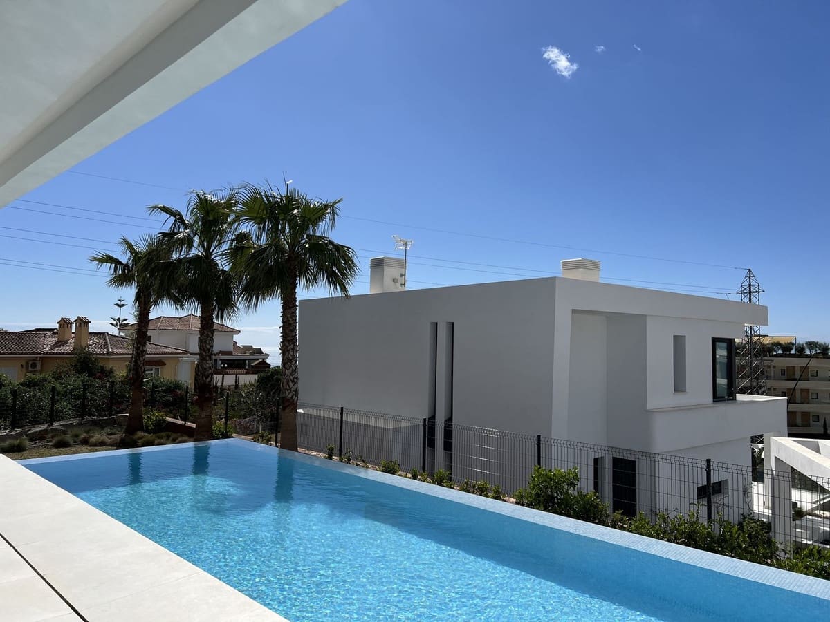 Chalet de 4 habitaciones en Fuengirola en venta - 1.755.000 € (Ref: 9145007)