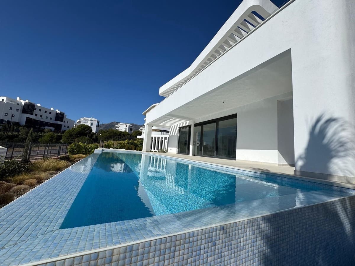 Chalet de 4 habitaciones en Fuengirola en venta - 1.755.000 € (Ref: 9145007)