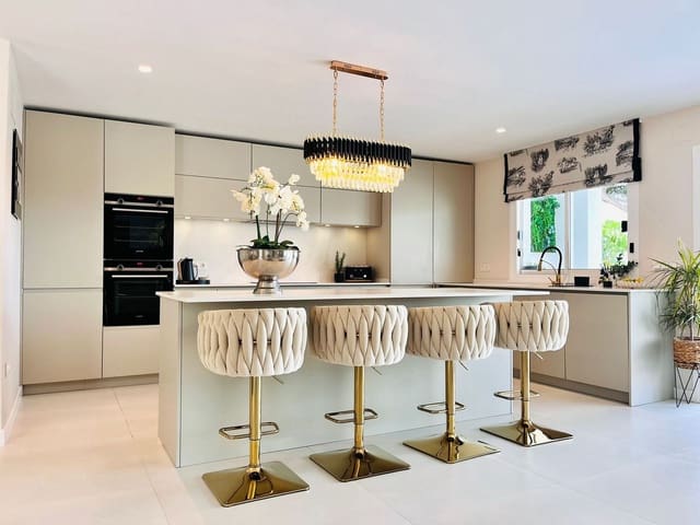 Chalet de 4 habitaciones en La Cala de Mijas, Mijas en venta con garaje - 1.895.000 € (Ref: 9145009)