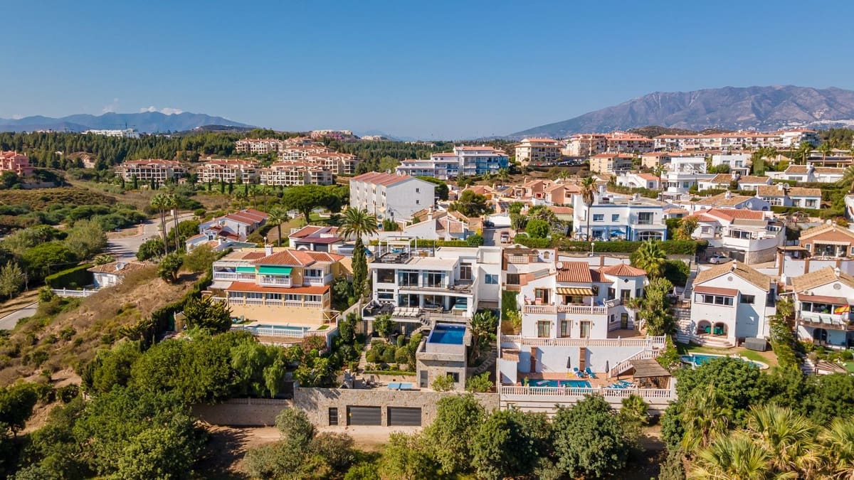 Chalet de 6 habitaciones en Mijas Costa en venta con garaje - 1.625.000 € (Ref: 9145018)