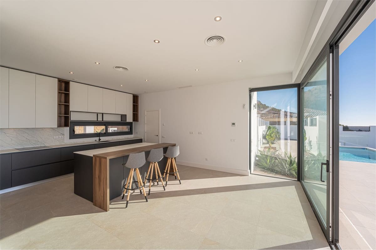 4 bedroom Villa for sale in Mijas with garage - € 1,500,000 (Ref: 9145019)