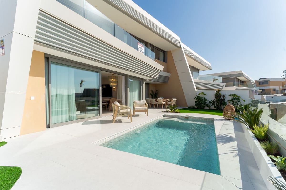 4 makuuhuone Huvila myytävänä paikassa Mijas Costa mukana 
autotalli - 1 350 000 € (Ref: 9145023)