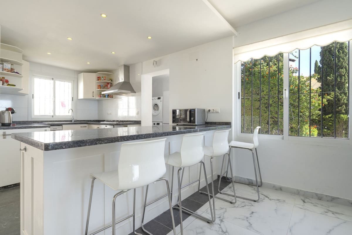 5 bedroom Villa for sale in La Cala de Mijas with garage - € 1,425,000 (Ref: 9145026)