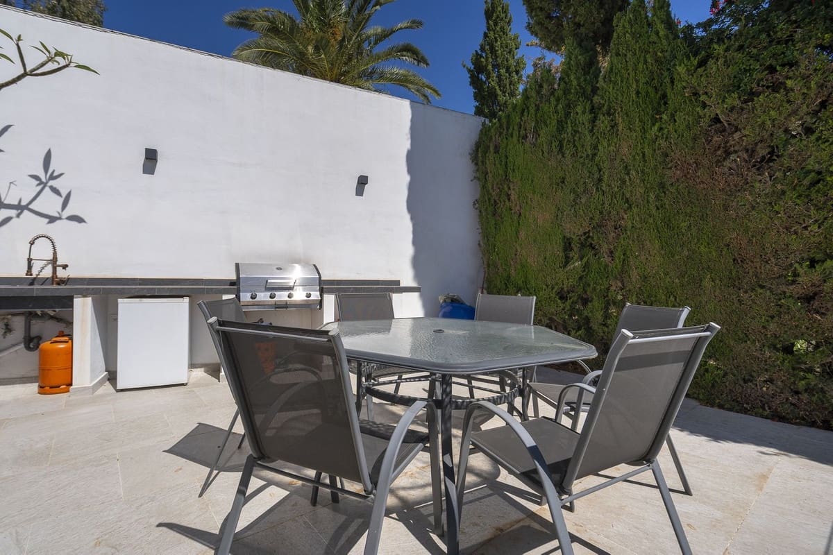 5 bedroom Villa for sale in La Cala de Mijas with garage - € 1,425,000 (Ref: 9145026)