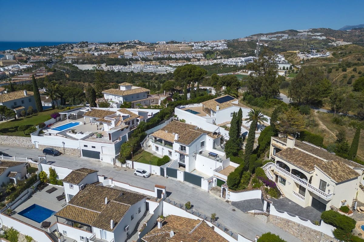5 bedroom Villa for sale in La Cala de Mijas with garage - € 1,425,000 (Ref: 9145026)