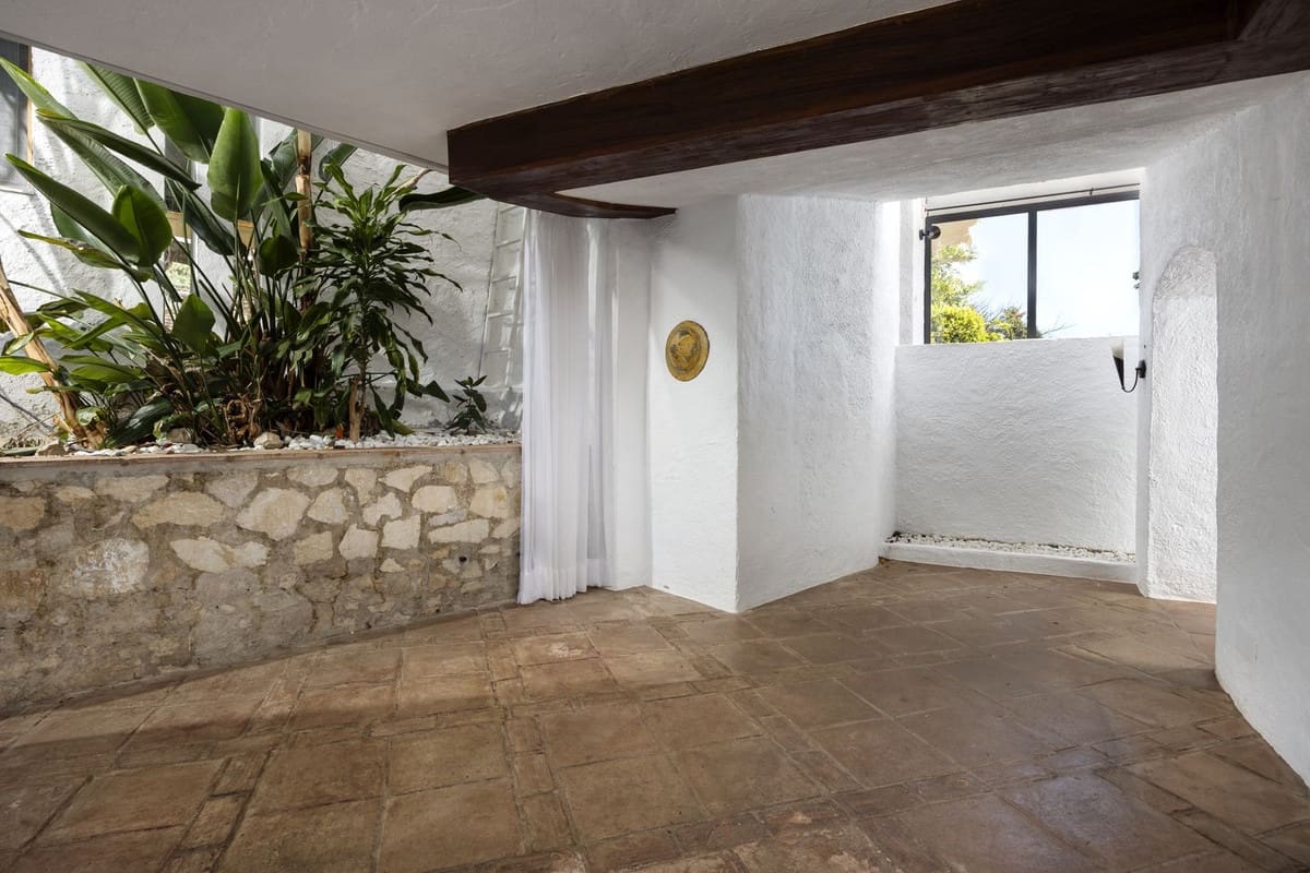 5 bedroom Villa for sale in Mijas with garage - € 980,000 (Ref: 9145034)