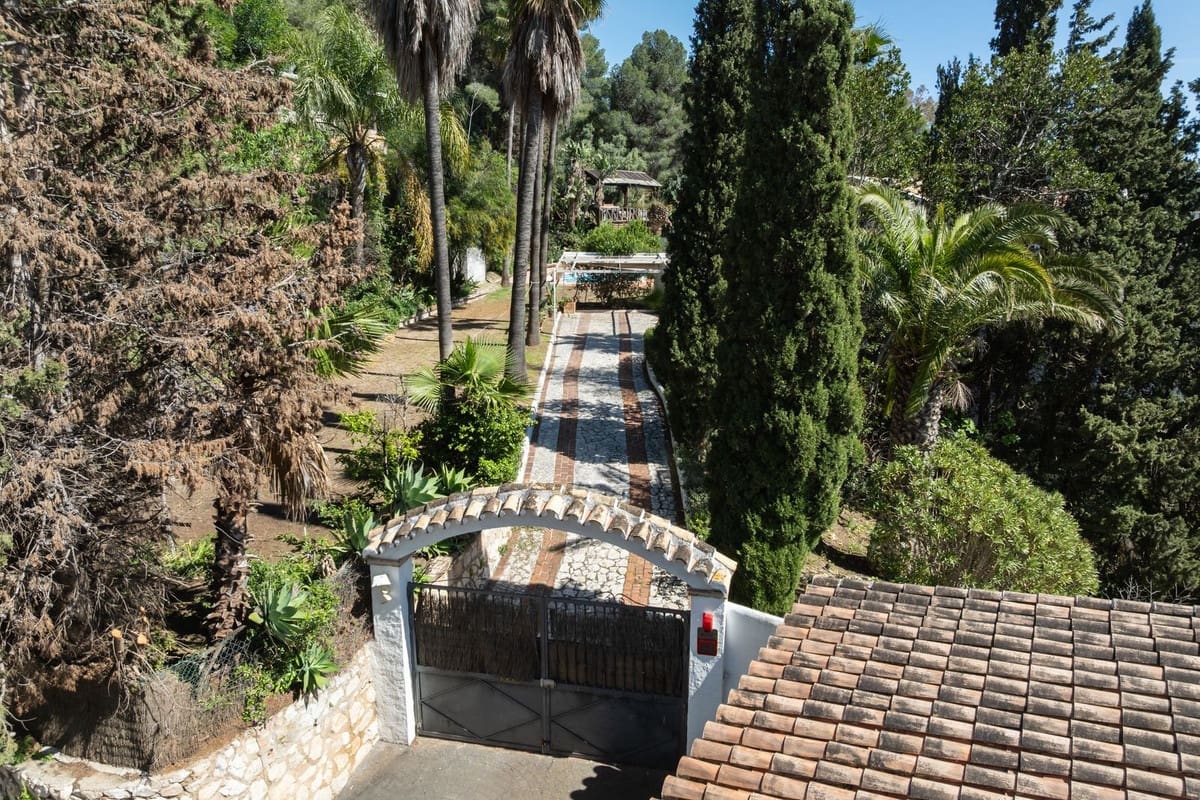 5 bedroom Villa for sale in Mijas with garage - € 980,000 (Ref: 9145034)