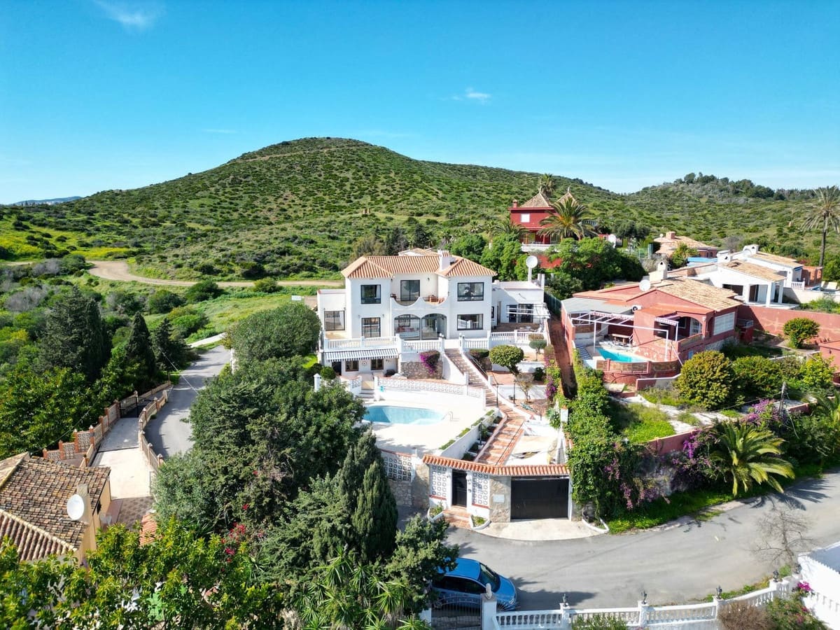 6 bedroom Villa for sale in Mijas Costa - € 1,185,000 (Ref: 9145037)