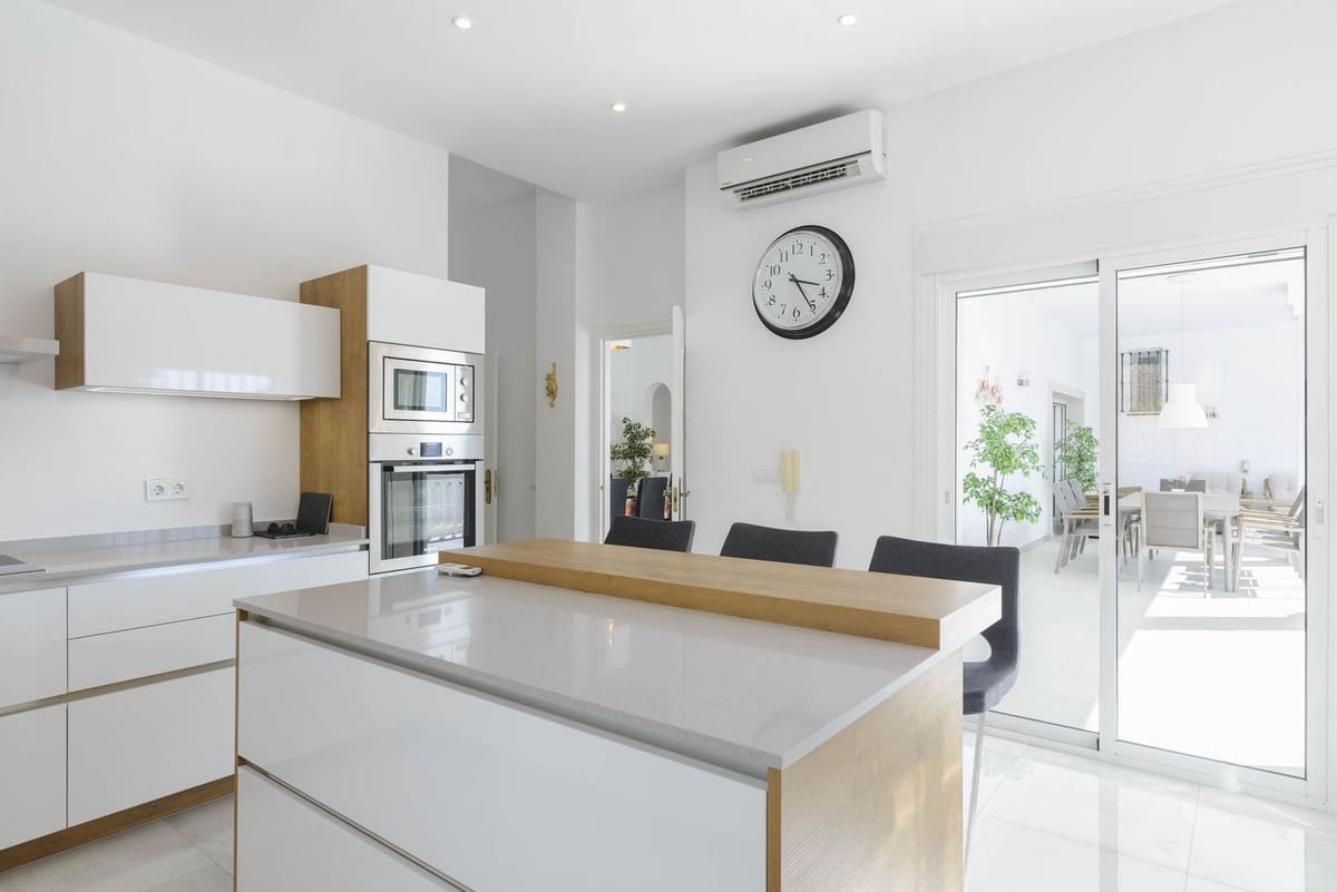 4 bedroom Villa for sale in Mijas with garage - € 1,175,000 (Ref: 9145039)