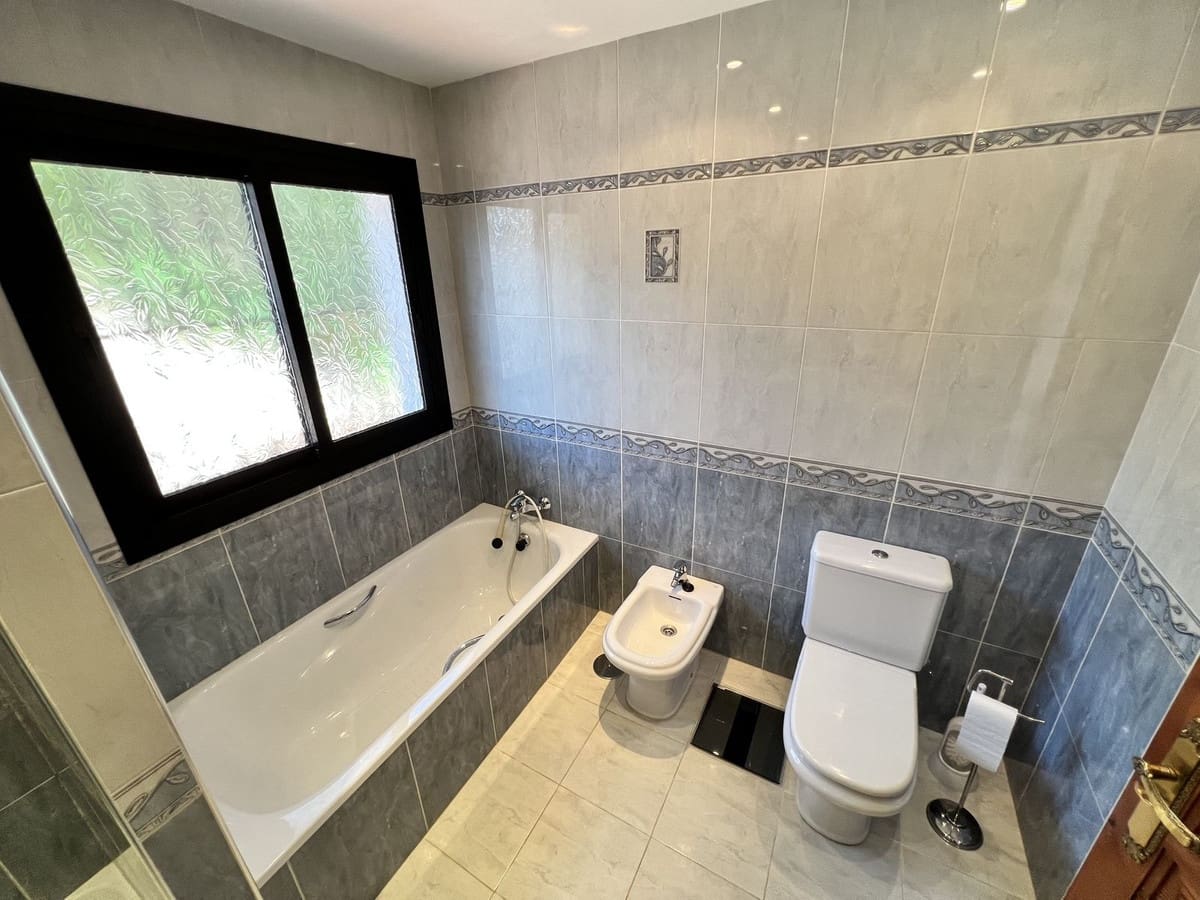 4 bedroom Villa for sale in Mijas with garage - € 899,000 (Ref: 9145051)