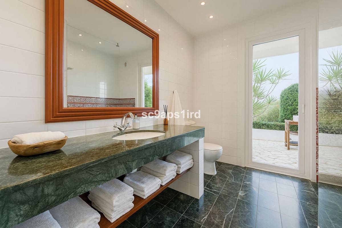 4 bedroom Villa for sale in La Capellania with garage - € 2,695,000 (Ref: 9145053)