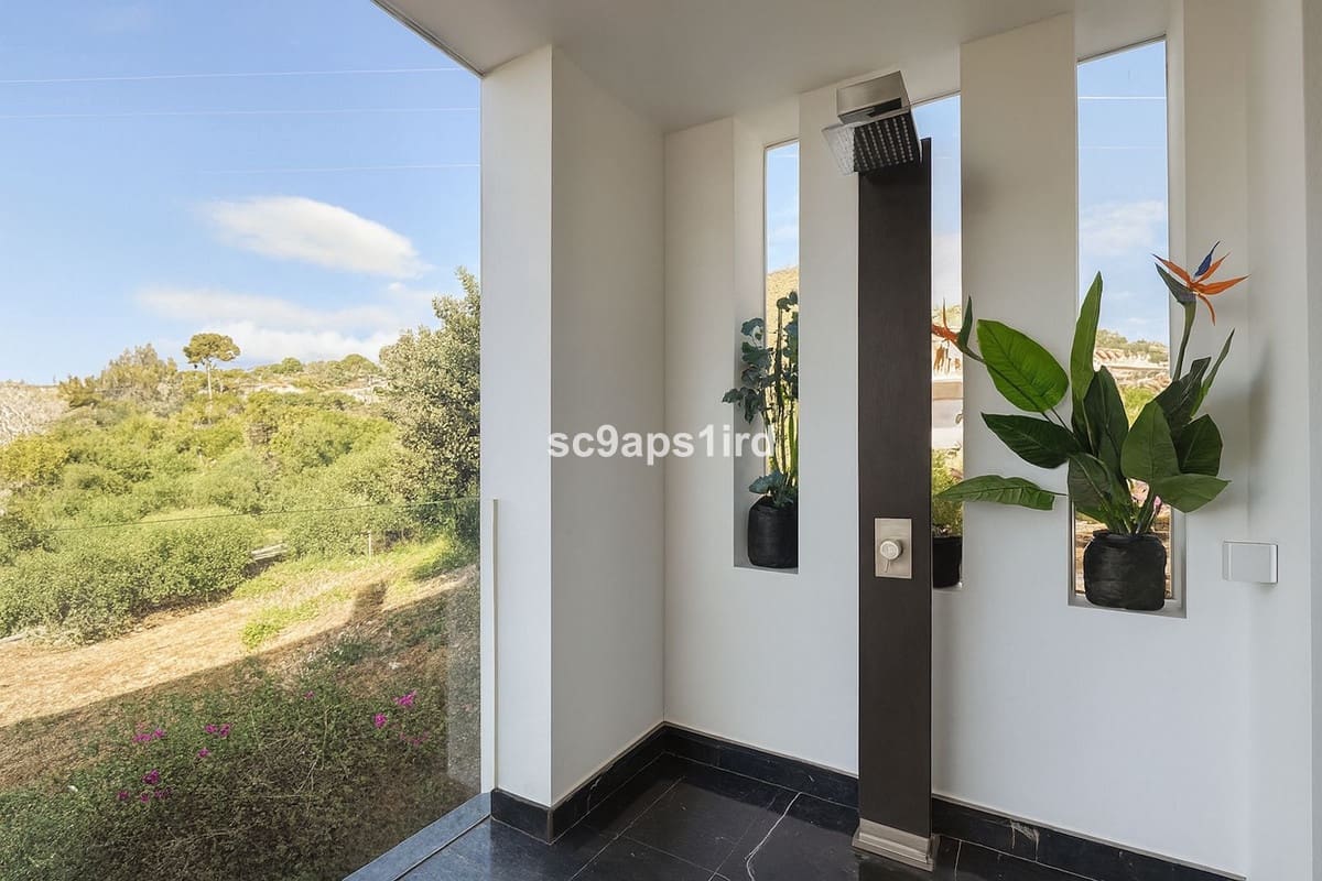 4 bedroom Villa for sale in La Capellania with garage - € 2,695,000 (Ref: 9145053)