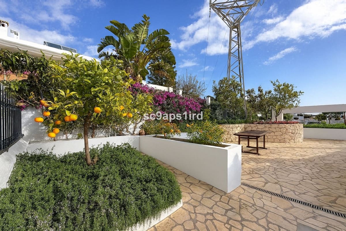 4 bedroom Villa for sale in La Capellania with garage - € 2,695,000 (Ref: 9145053)