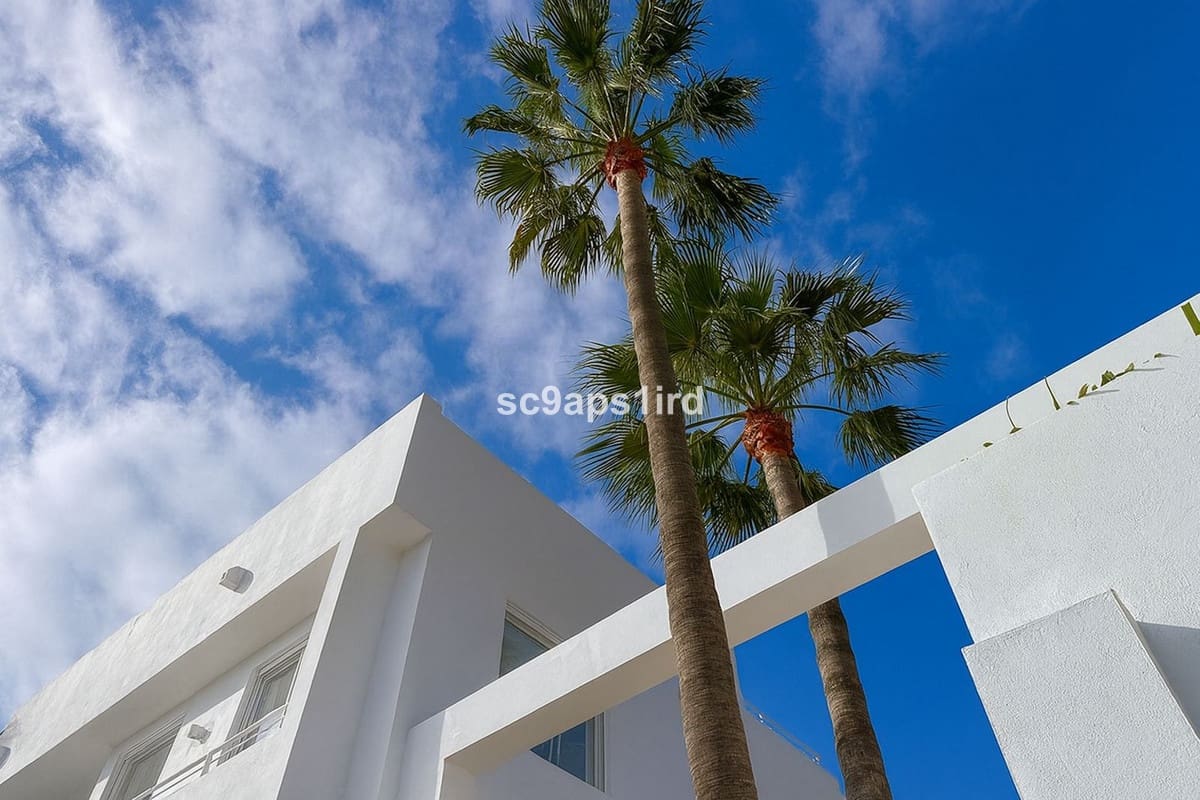 4 bedroom Villa for sale in La Capellania with garage - € 2,695,000 (Ref: 9145053)