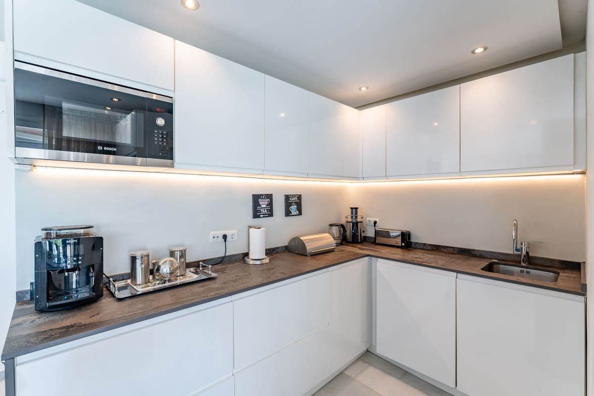 4 bedroom Villa for sale in Calahonda with garage - € 1,650,000 (Ref: 9145061)