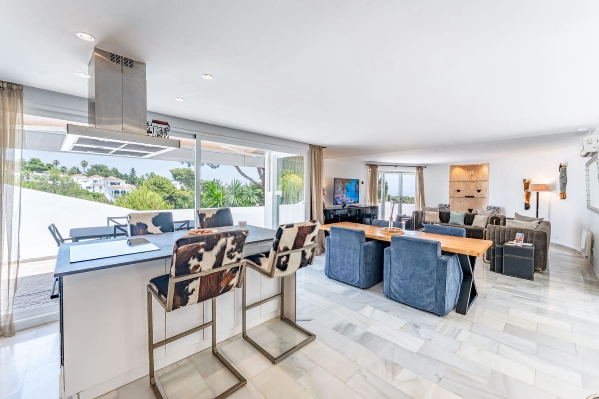 4 bedroom Villa for sale in Calahonda with garage - € 1,650,000 (Ref: 9145061)