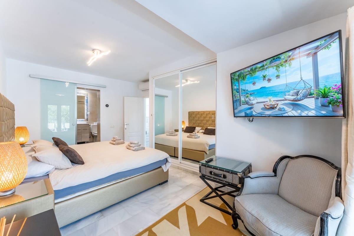 4 bedroom Villa for sale in Calahonda with garage - € 1,650,000 (Ref: 9145061)