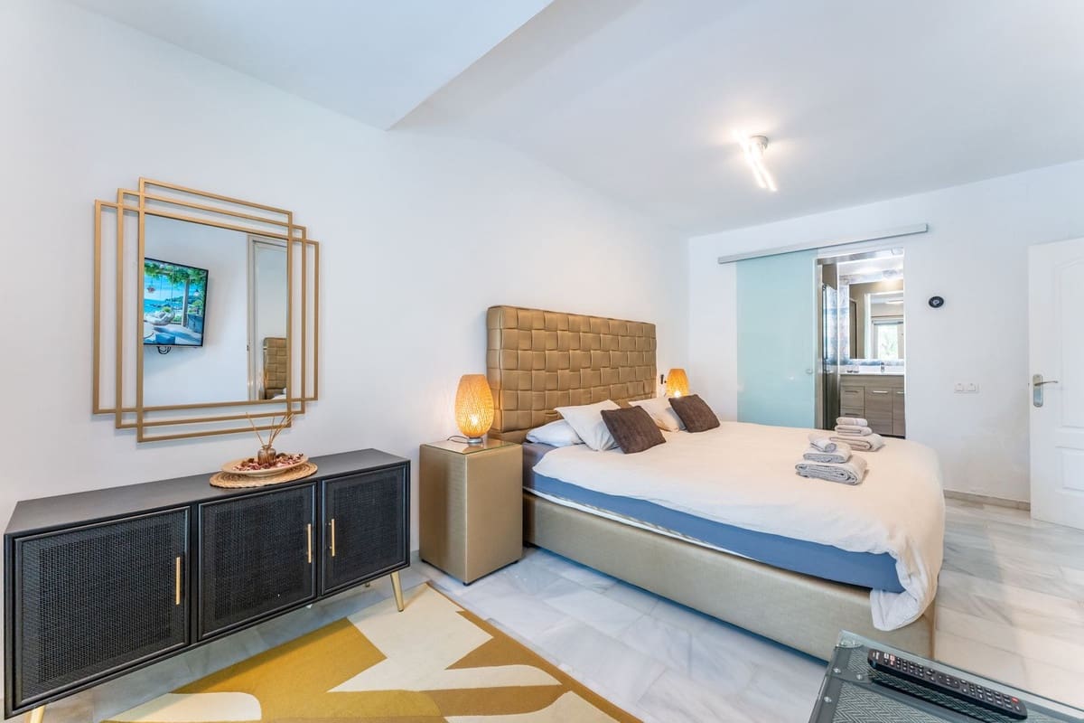 4 bedroom Villa for sale in Calahonda with garage - € 1,650,000 (Ref: 9145061)