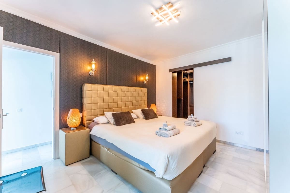 4 bedroom Villa for sale in Calahonda with garage - € 1,650,000 (Ref: 9145061)