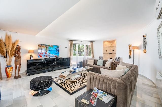 4 bedroom Villa for sale in Calahonda, Mijas with garage - € 1,650,000 (Ref: 9145061)