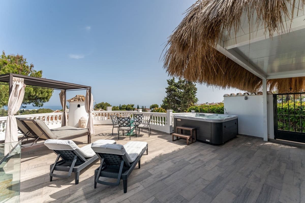 4 bedroom Villa for sale in Calahonda with garage - € 1,650,000 (Ref: 9145061)