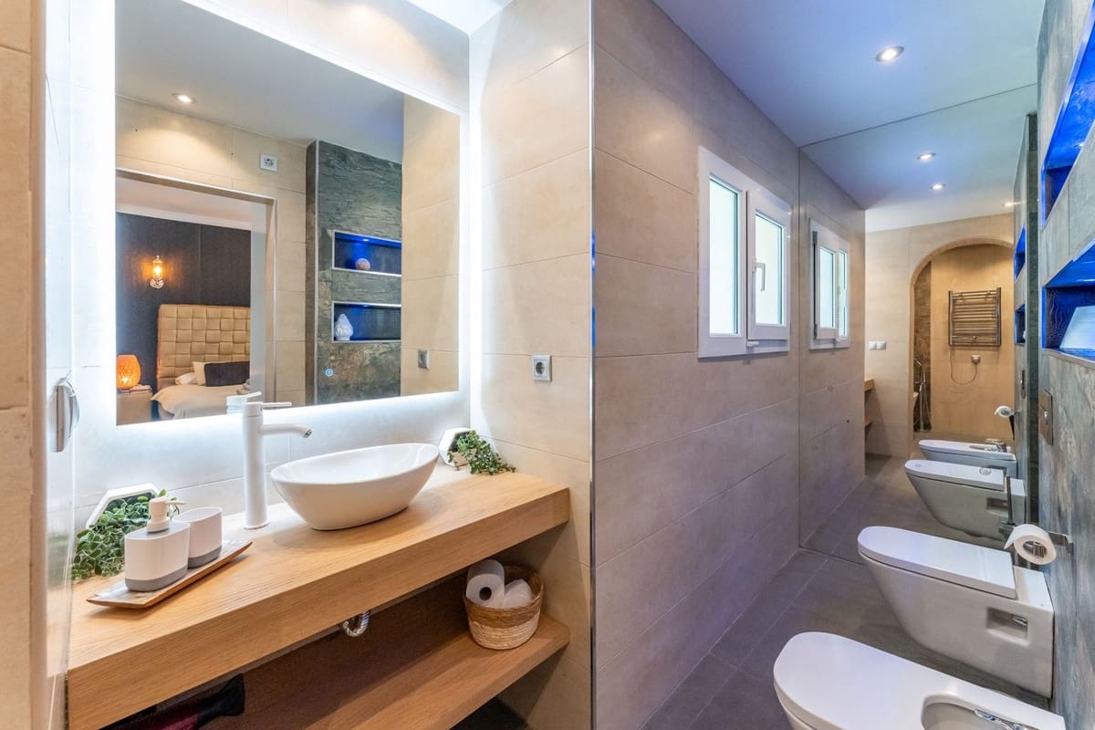 4 bedroom Villa for sale in Calahonda with garage - € 1,650,000 (Ref: 9145061)