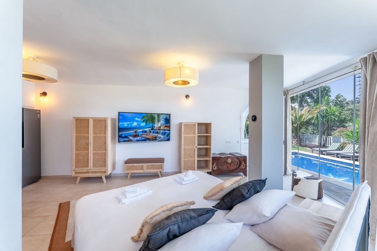 4 bedroom Villa for sale in Calahonda with garage - € 1,650,000 (Ref: 9145061)