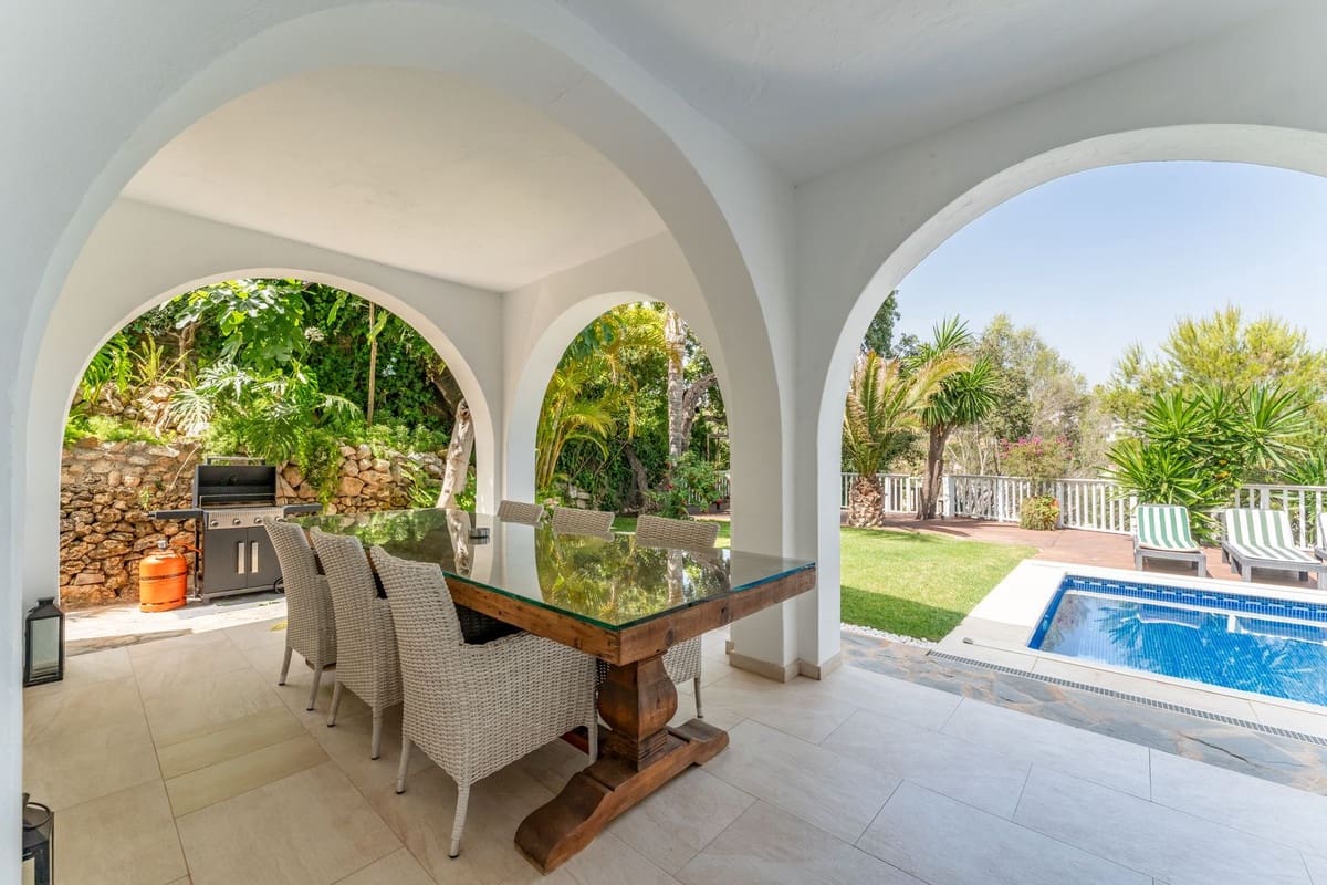 4 bedroom Villa for sale in Calahonda with garage - € 1,650,000 (Ref: 9145061)