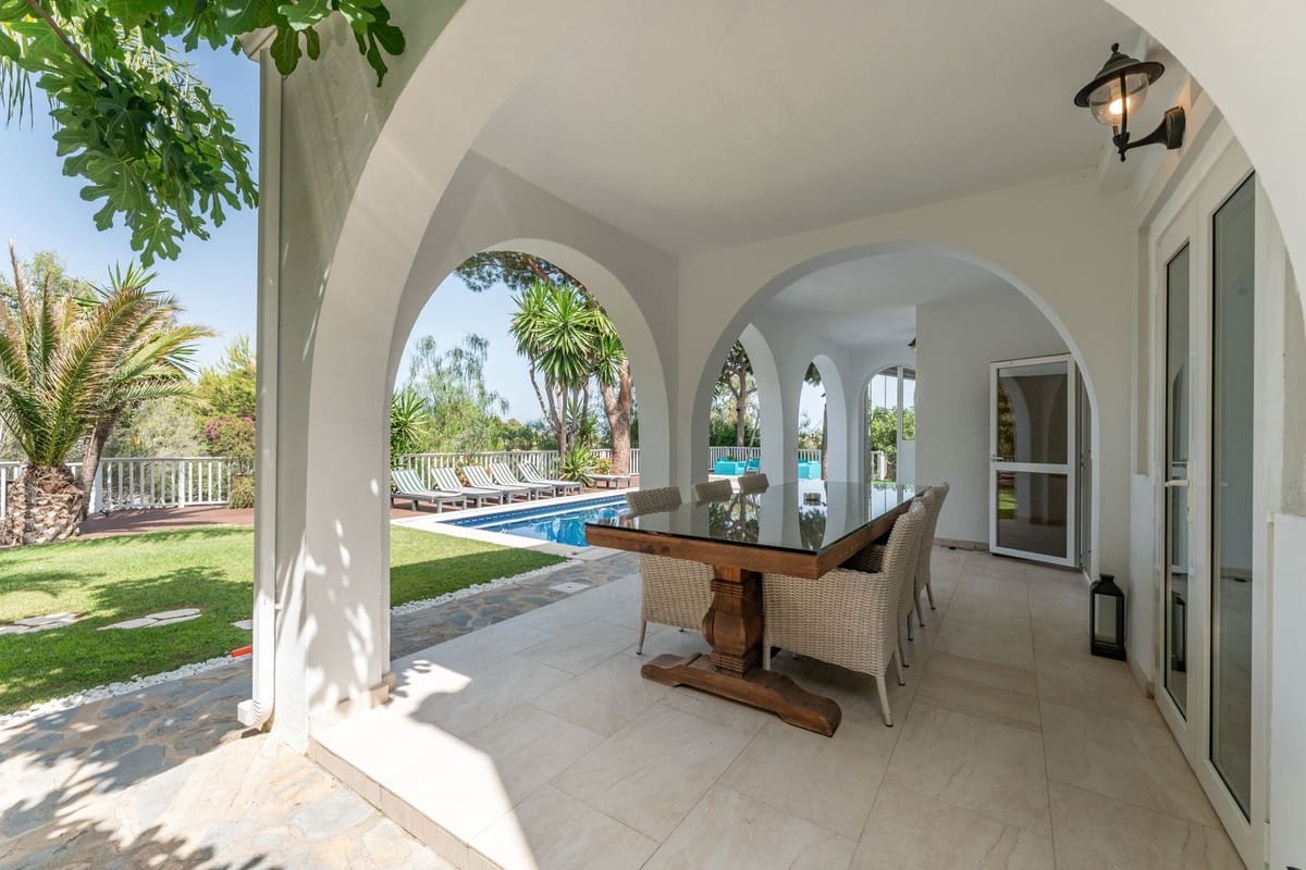4 bedroom Villa for sale in Calahonda with garage - € 1,650,000 (Ref: 9145061)