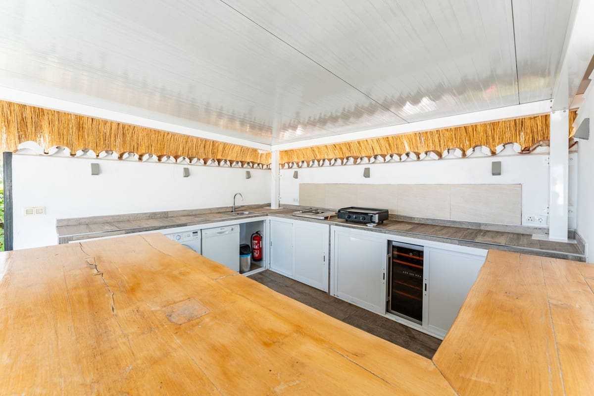 4 bedroom Villa for sale in Calahonda with garage - € 1,650,000 (Ref: 9145061)