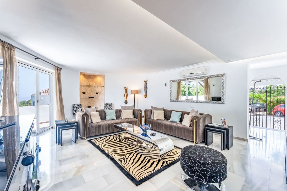 4 bedroom Villa for sale in Calahonda with garage - € 1,650,000 (Ref: 9145061)