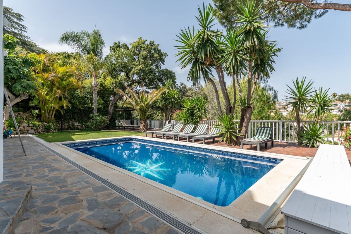 4 bedroom Villa for sale in Calahonda with garage - € 1,650,000 (Ref: 9145061)