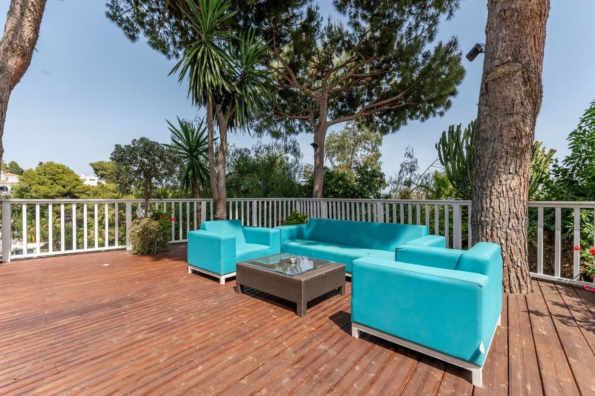 4 bedroom Villa for sale in Calahonda with garage - € 1,650,000 (Ref: 9145061)