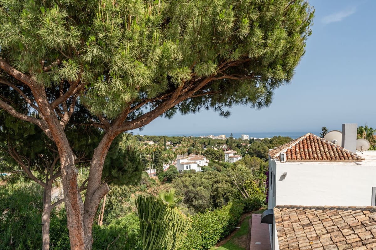 4 bedroom Villa for sale in Calahonda with garage - € 1,650,000 (Ref: 9145061)