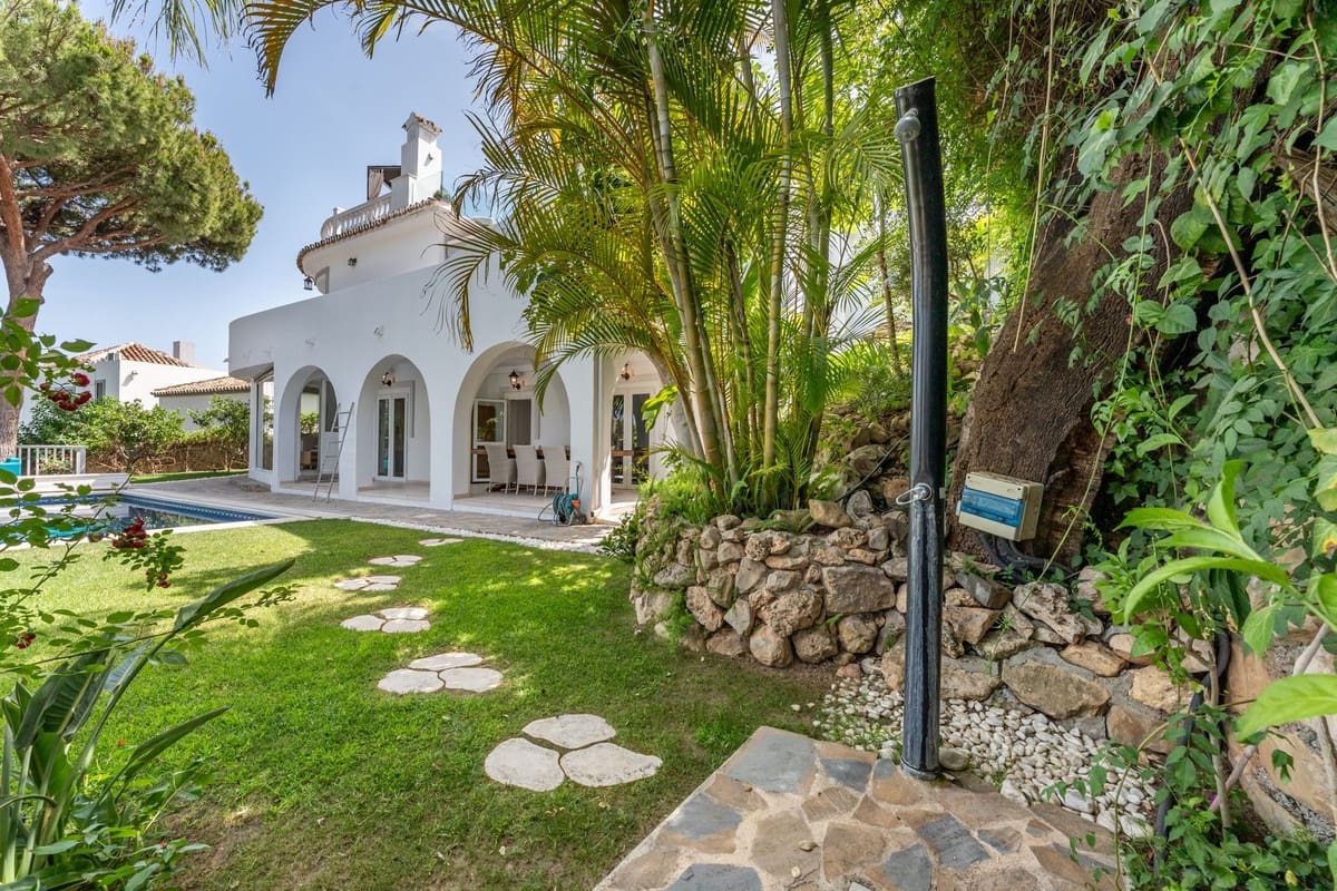 4 bedroom Villa for sale in Calahonda with garage - € 1,650,000 (Ref: 9145061)