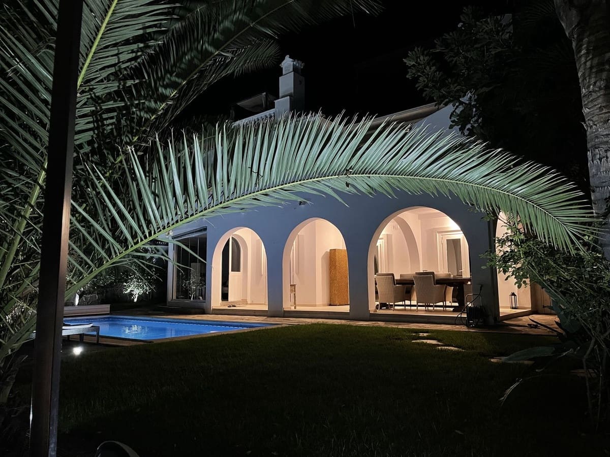 4 bedroom Villa for sale in Calahonda with garage - € 1,650,000 (Ref: 9145061)