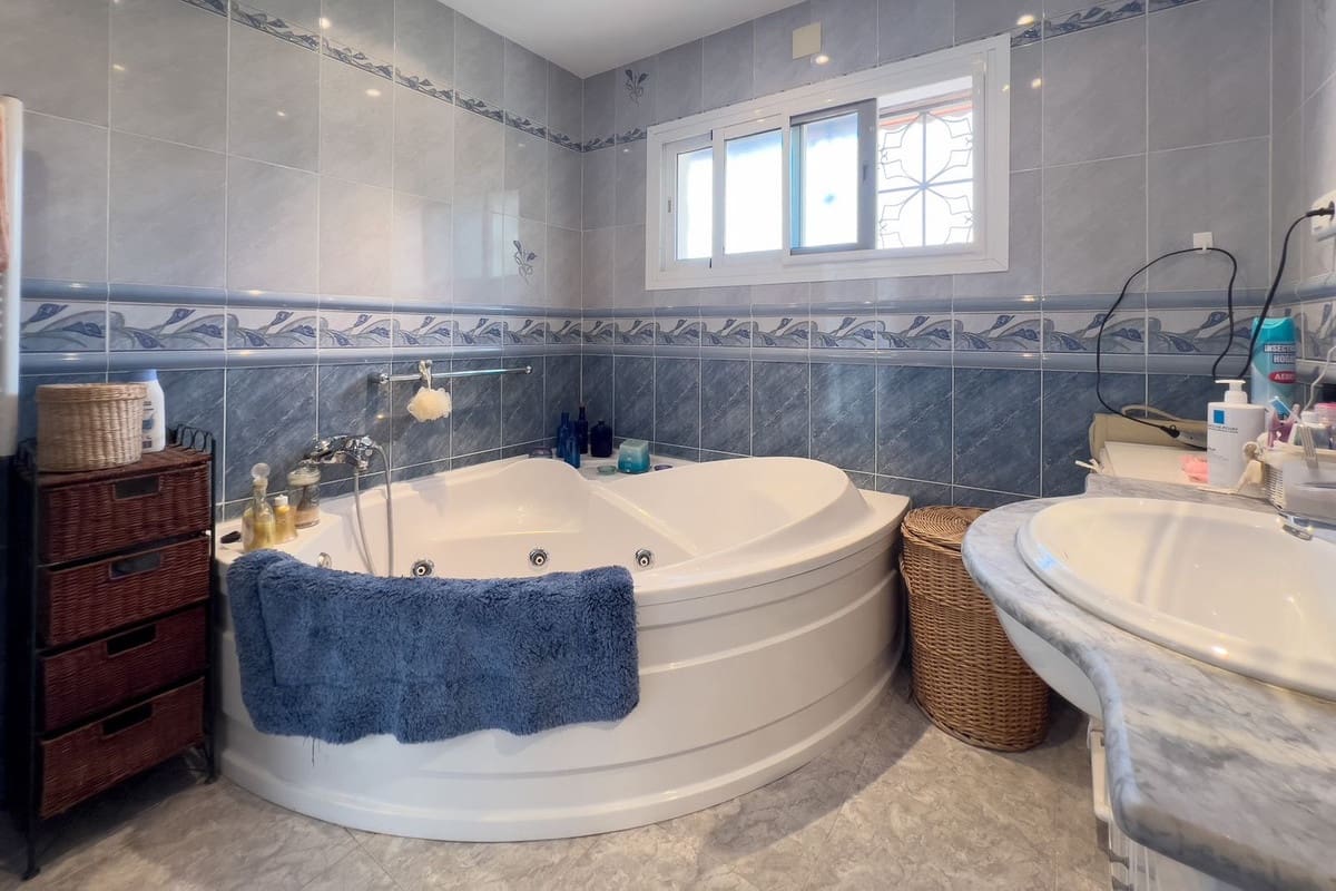 7 slaapkamer Villa te koop in La Capellania met garage - € 1.295.000 (Ref: 9145073)
