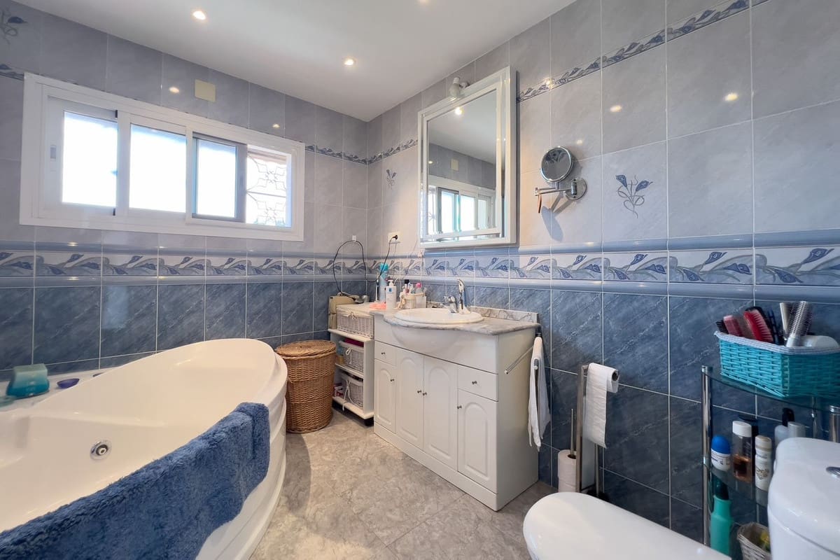 7 slaapkamer Villa te koop in La Capellania met garage - € 1.295.000 (Ref: 9145073)