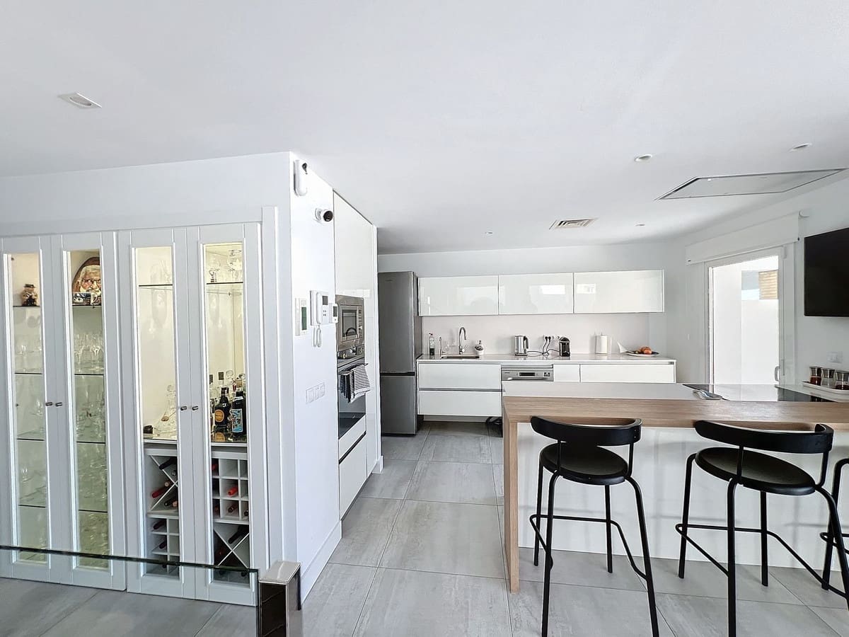 3 soveværelse Byhus til salg i Benalmadena med garage - € 1.200.000 (Ref: 9150668)