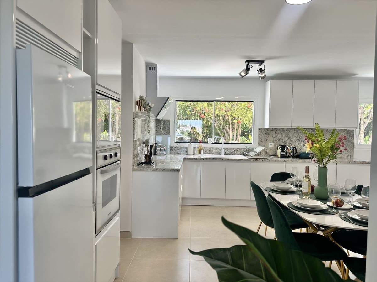 3 slaapkamer Villa te koop in El Chaparral met garage - € 1.800.000 (Ref: 9153462)