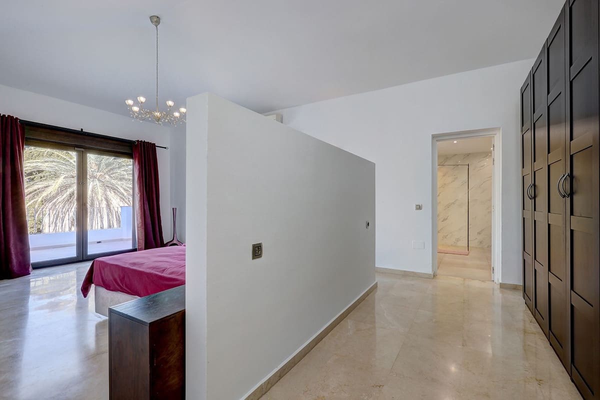 5 bedroom Villa for sale in El Rosario - € 1,750,000 (Ref: 9153466)