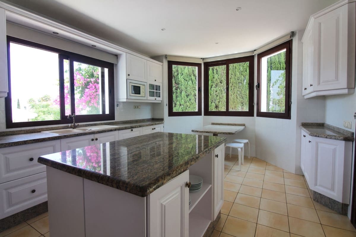 Chalet de 4 habitaciones en Estepona en venta con garaje - 1.400.000 € (Ref: 9153470)