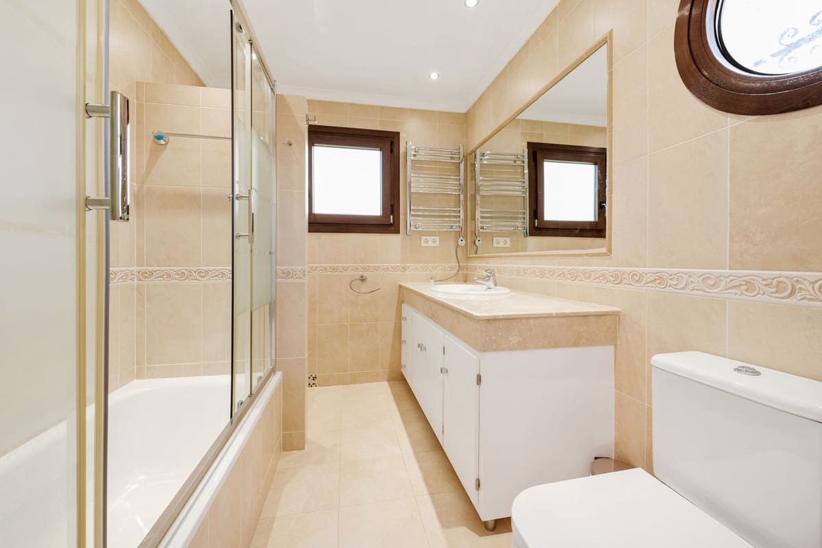 5 bedroom Villa for sale in Estepona with garage - € 1,399,000 (Ref: 9153483)