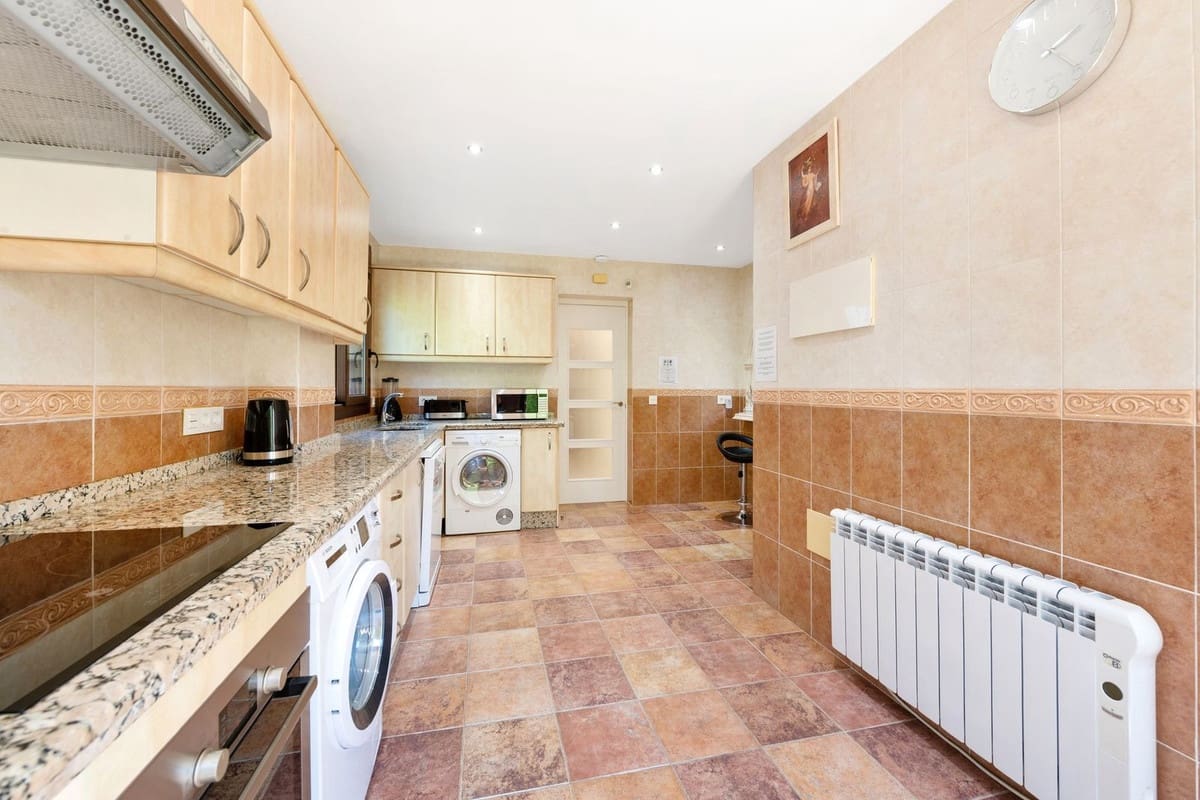 5 bedroom Villa for sale in Estepona with garage - € 1,399,000 (Ref: 9153483)