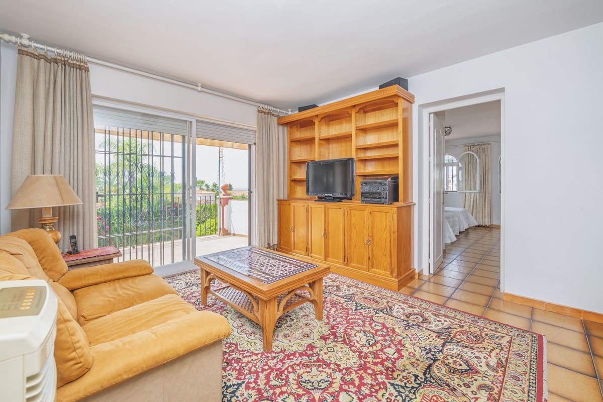 3 bedroom Villa for sale in Marbella - € 1,200,000 (Ref: 9153494)