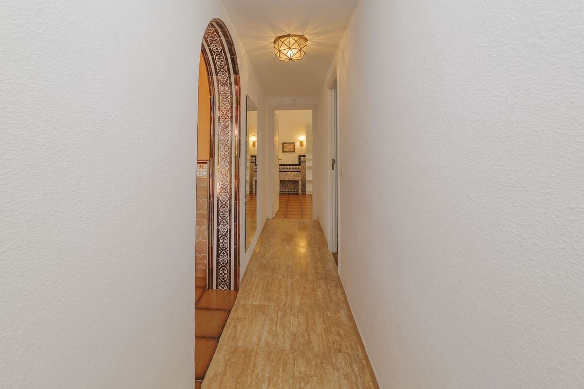 3 bedroom Villa for sale in Marbella - € 1,200,000 (Ref: 9153494)