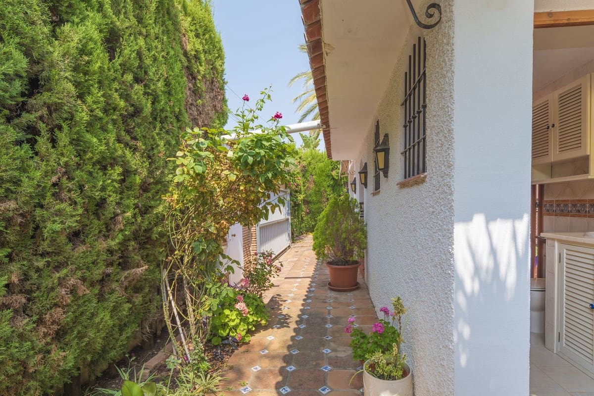 3 bedroom Villa for sale in Marbella - € 1,200,000 (Ref: 9153494)