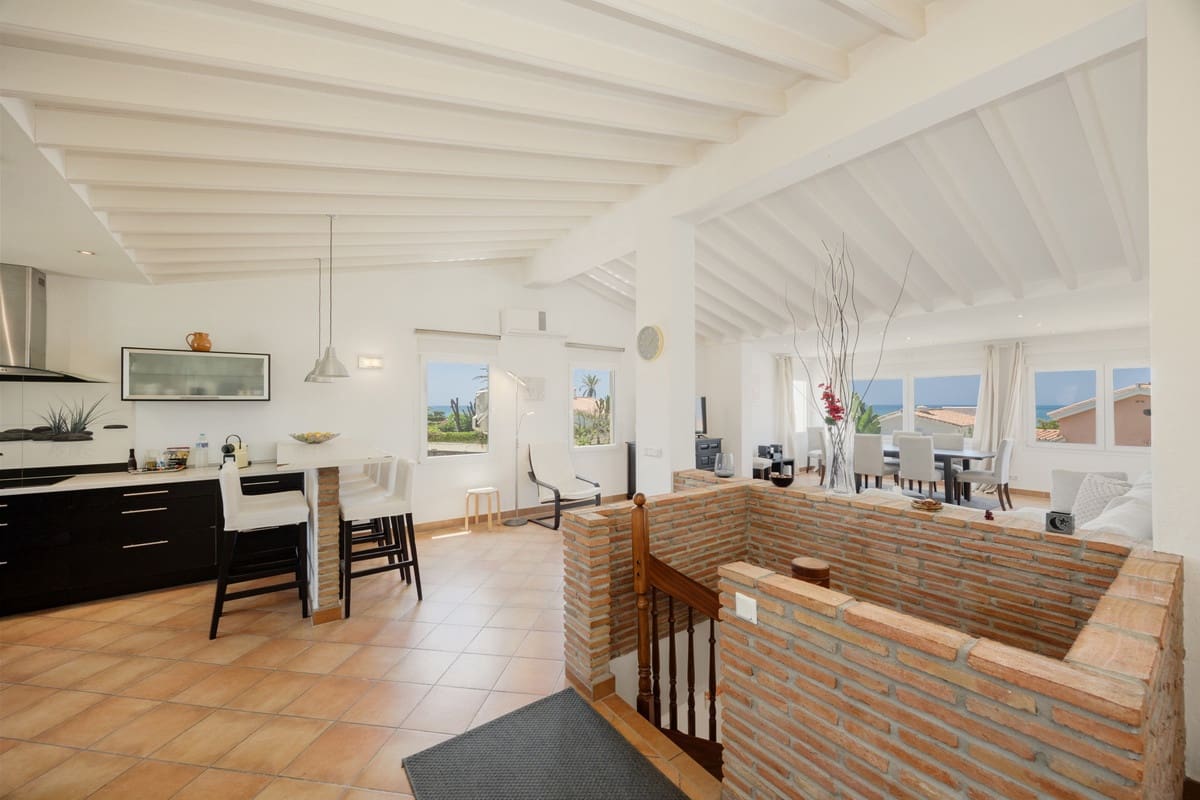 4 bedroom Villa for sale in Costabella - € 1,195,000 (Ref: 9153498)