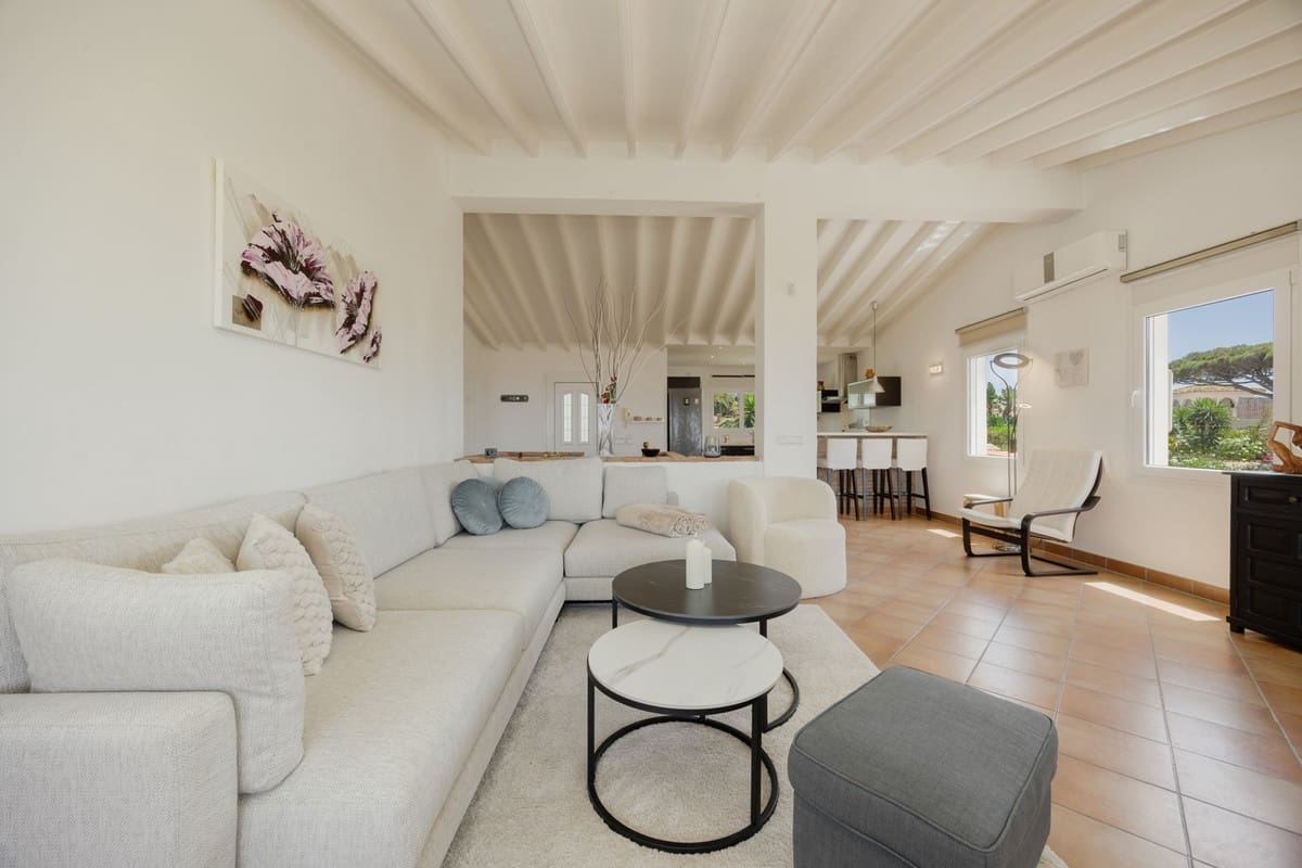 4 bedroom Villa for sale in Costabella - € 1,195,000 (Ref: 9153498)